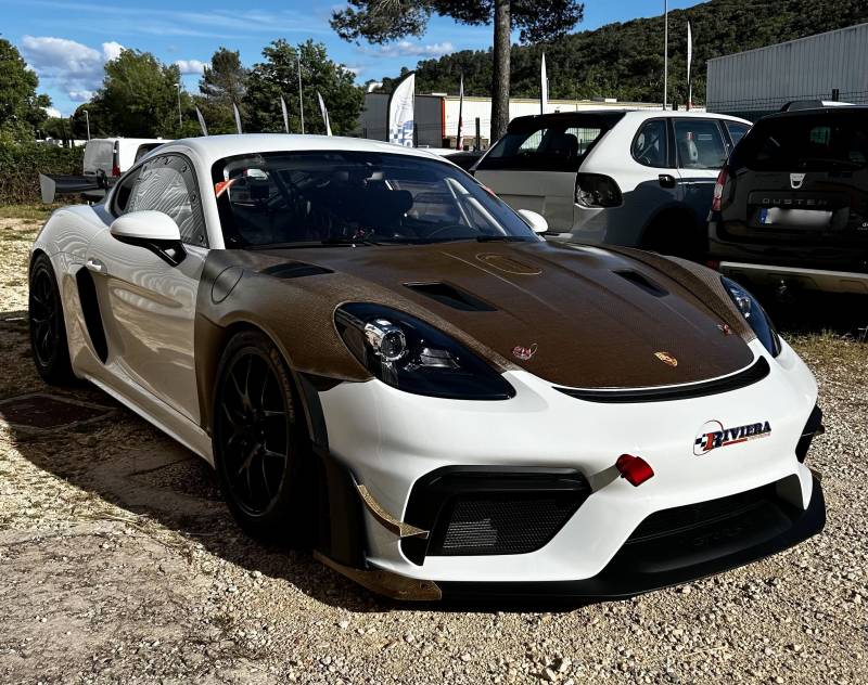 Porsche de course covering à brignoles